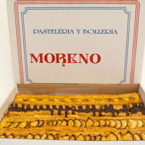 Caja con bandas de hojaldre y manzana