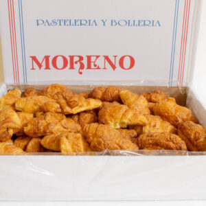 Caja con croissants rellenos de chocolate