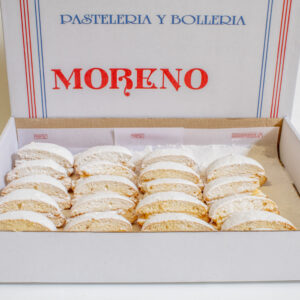 Caja con medias lunas de crema