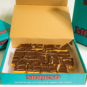 Caja con milhojas cubiertas de chocolate