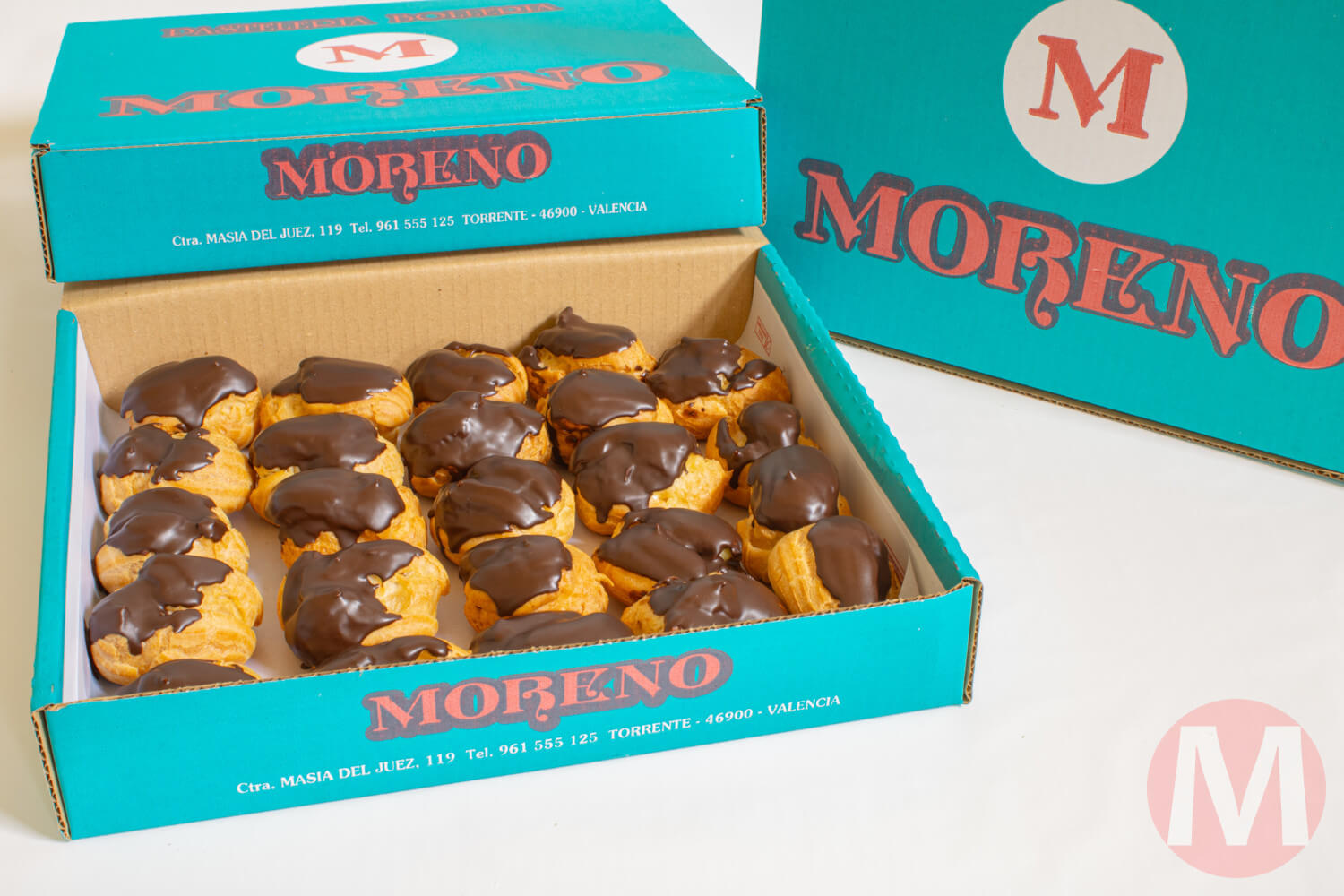 Caja con palos bañados con chocolate