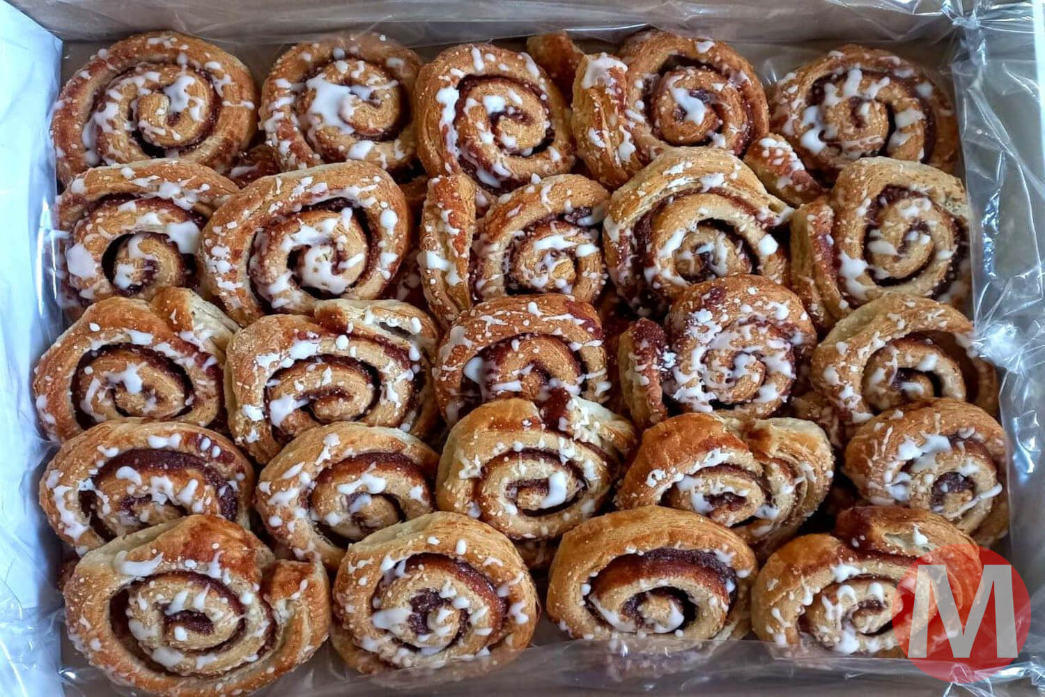 Caja con rollos de canela